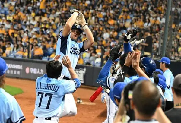 王勝偉破最老在同一局敲出2支安打的紀錄