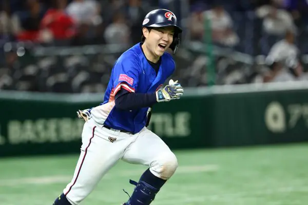 江坤宇2024年12強不只守備零失誤,還在複賽對美國的比賽敲出關鍵清壘三壘打
