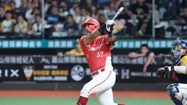 9局上一出局後拿莫・伊漾代打面對李振昌轟出逆轉兩分砲