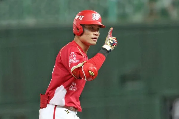 比賽2局下,味全龍率先打破僵局,李凱威先敲出安打上壘