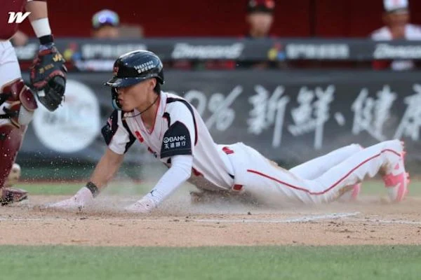 張政禹純盜本壘成功