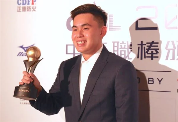 曾峻岳拿下2021年年度新人王