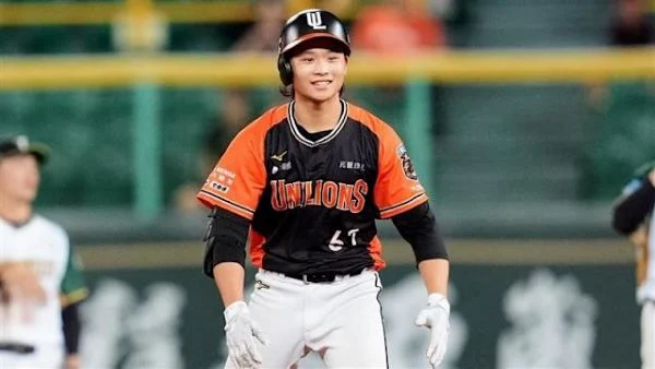 林泓弦,年僅20歲的他在3局下擊出生涯首支三壘安打,幫助統一追平比分。