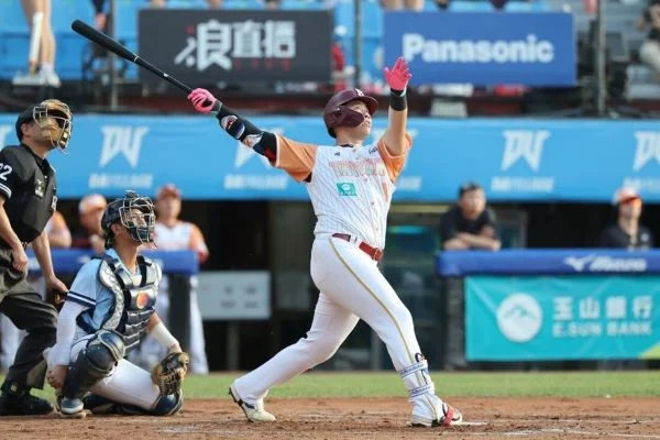 5月24日桃園球場22歲新秀陳佳樂擊出生涯首支全壘打