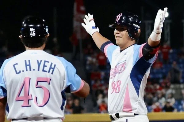 5月10日高國麟於延長10局下靠代打高國麟擊出再見安打