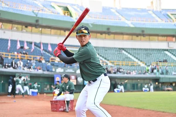 2022年底杜家明在擴編選秀中被台鋼雄鷹選中