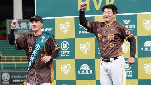 黃甘霖任教於台鋼雄鷹