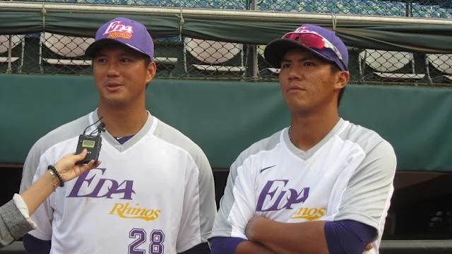 2015年中華職棒季中選秀,高國麟(右)被義大犀牛以第八指名選進與哥哥高國輝(左)同隊