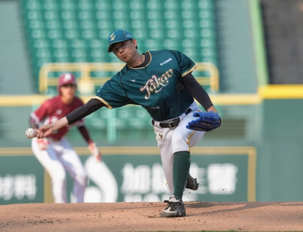台鋼先發投手黃子鵬用93球投出9局無失分