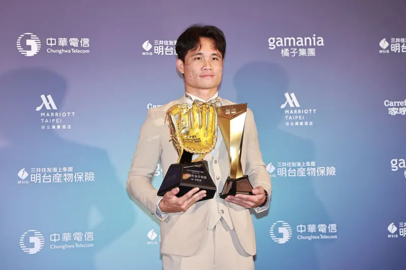 自2022年至2024年李凱威連續三年拿下二壘手金手套獎
