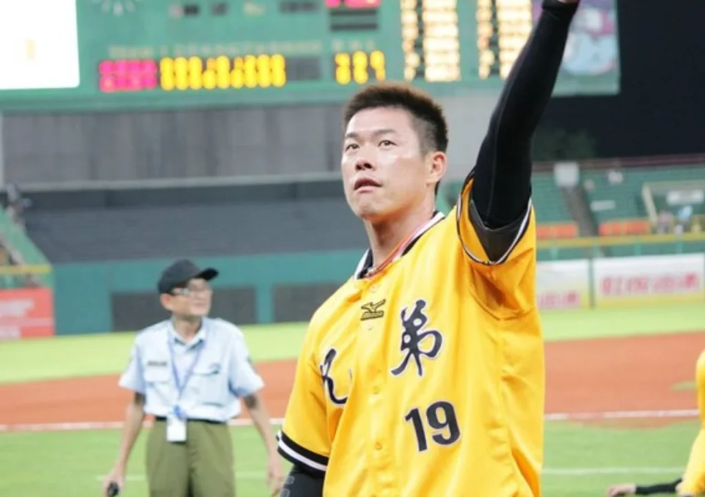 2013年鄭凱文回到台灣參加中華職棒選秀,並以選秀狀元身分加盟兄弟象體系